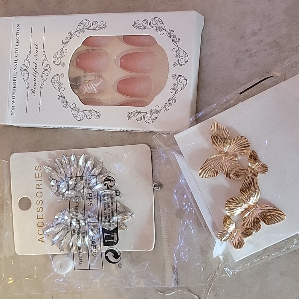 ACCESSORIES- EARRINGS - Picture 3 of 3